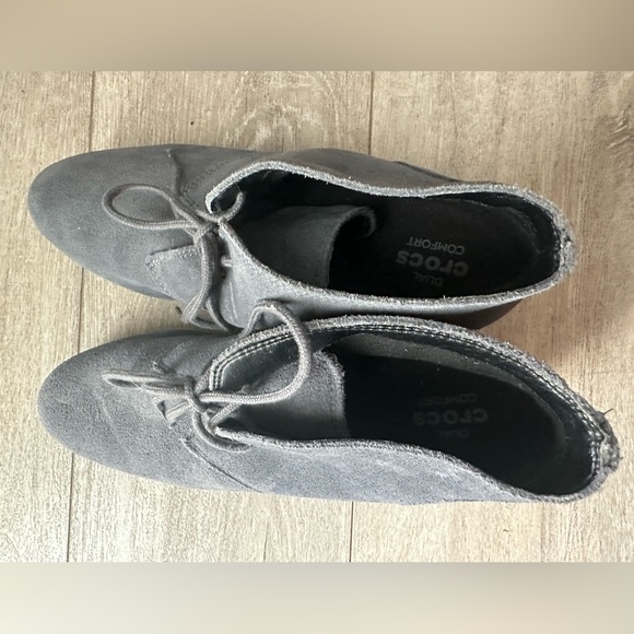 NWOT CROCS REAL SUEDE LEATHER ANKLE WEDGE BOOTIES - Picture 7 of 7